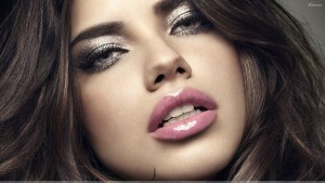 Adriana-Lima-lipstick